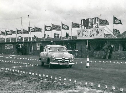 P.J.J.ter Berg, T.J.ter Berg i L.B.C.van Dijk – Ford Custom sedan.